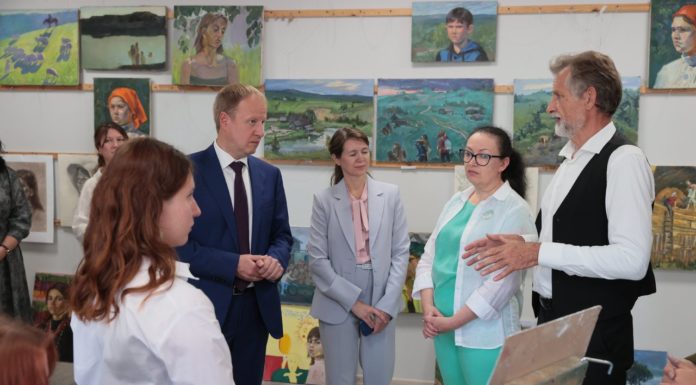 Виктор Томенко посетил школы и пообщался с молодежью в День знаний