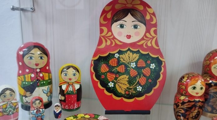 Персональная выставка преподавателя Татьяны Красноруцкой открыта в районной школе искусств.