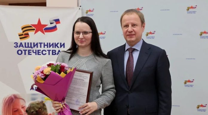 Губернатор Алтайского края вручил жилищные сертификаты участникам СВО из категории детей-сирот
