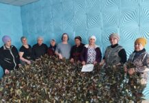 В Егорьевском районе 90-летняя бабушка плетёт маскировочные сети