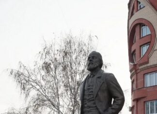 В Алтайском крае открыли памятник писателю Федору Достоевскому